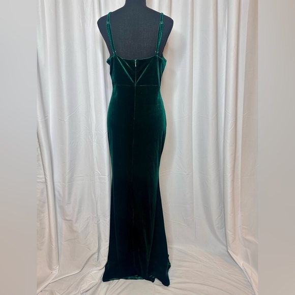 Elegant Green Velvet Maxi Dress - Picture 2 of 2